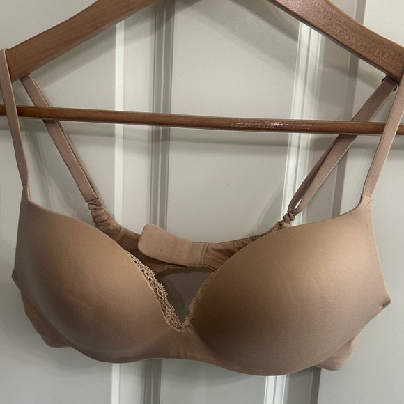 GUC Victoria’s Secret size 34B Plunge seamless bra in nude. - Picture 1 of 6